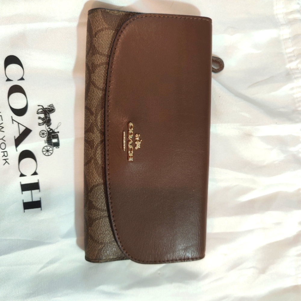 Like new Coach tri-fold Brown wallet